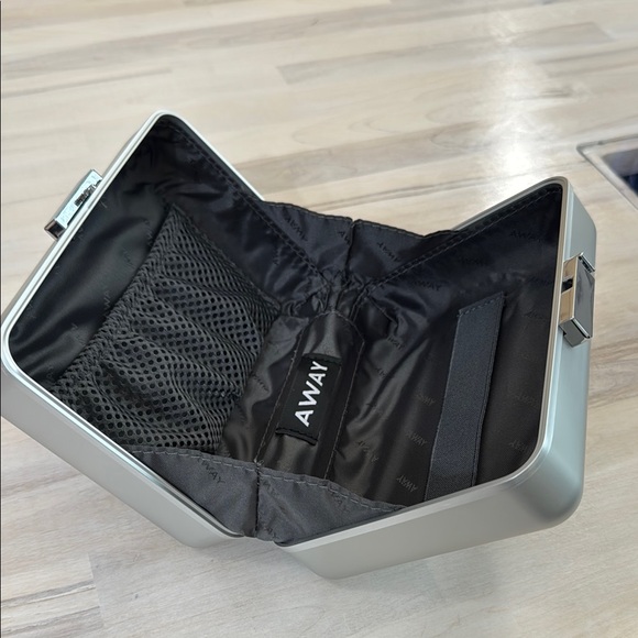 Away Silver Toiletry Bag with Modern Design - Picture 6 of 6